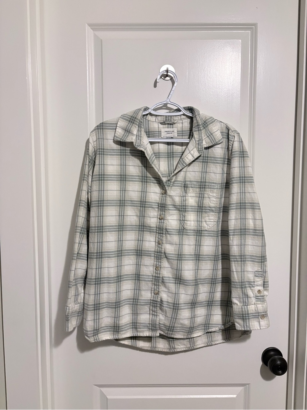 American Eagle Men’s Green Plaid Button-Up Shirt size small